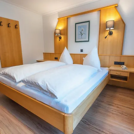 לינה וארוחת בוקר Haus Markus 3*